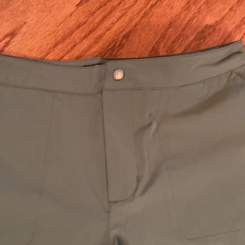NWT Mountain Khakis green shorts 10 - water repellent, classic fit